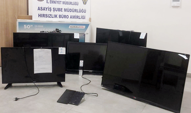 Evlerden çaldıklarını spotçuda satarken yakalandı