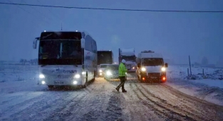 Kar yolları yeniden kapatıyor