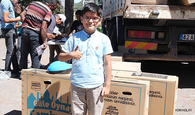 Sabah namazında camiye giden çocuklar bisikletlerini alıyor