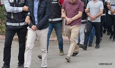 Aranan şahıs semt pazarında satış yaparken yakalandı