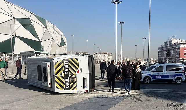 Öğrenci servisi ile otomobil çarpıştı: 17 yaralı