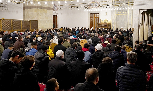 Babalar ve oğulları Lise Medeniyet Akademisi'nin namaz programında bir araya geldi