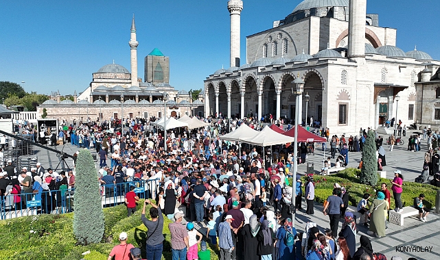 Aşure geleneği Mevlana Meydanı’nda yaşatıldı