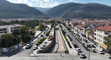 Akşehir'e 7,5 km'lik sıcak asfalt...