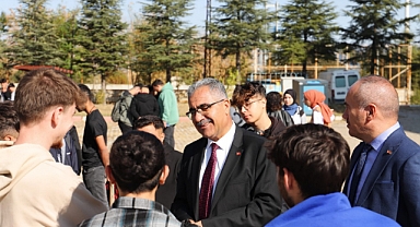 Başkan'dan gençlere çorba ve tatlı...