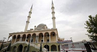 Tüm camiilerden sela verildi