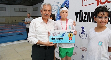 Akşehir'de 100. yıl anısına yüzme yarışması