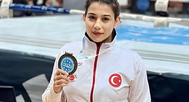 Başkan Kavuş, Sabriye Gür'ü Başarısından dolayı tebrik etti