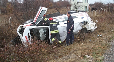 Devrilen ambulanstakilere yardım etmek isterken kaza yaptılar