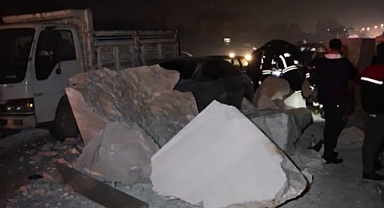 Devrilen tırdan savrulan mermerler araçlara çarptı