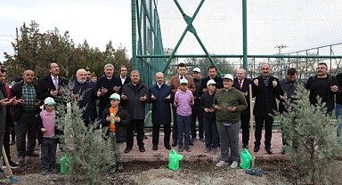 Hasan Kılca, öğrencilerle fidan dikti