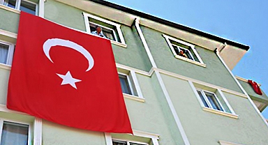 İşyerlerine ve evlere bayrak asmaya davet etti