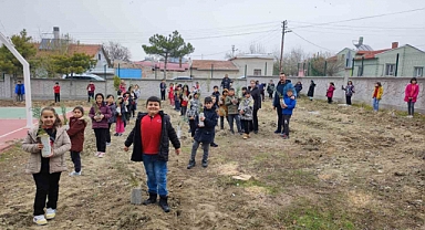 Öğrenciler fidanları toprakla buluşturdu