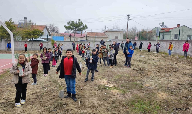 Öğrenciler fidanları toprakla buluşturdu
