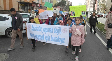 Öğrenciler zorbalığa dikkat çekmek için yürüdü