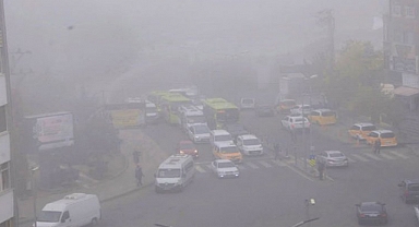 Trafik polisleri sürücüleri uyarıyor: yoğun sis var