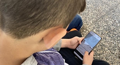 Okulda cep telefonu öğrencinin dikkatini dağıtıyor