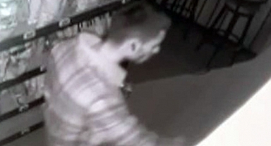 Polise bıçak çeken genç, bacağından vuruldu