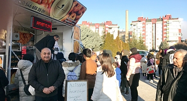 İş adamı Ali Durak lokma dağıttı