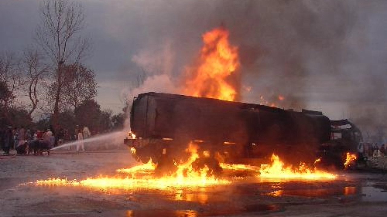 Yakıt tankeri bomba gibi patladı! 2 kişi öldü, 56 kişi yaralandı