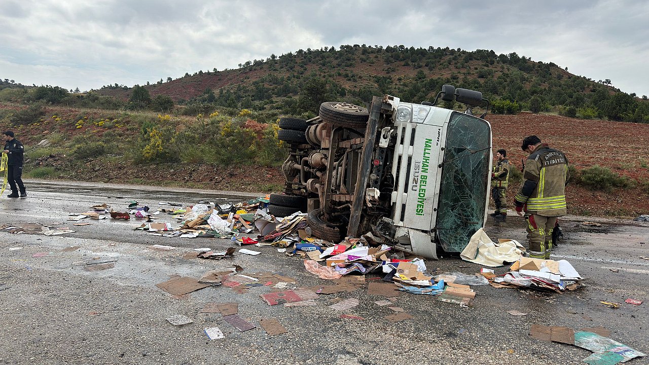 Belediyenin çöp kamyonu devrildi! 1 işçi öldü, 1 işçi yaralandı