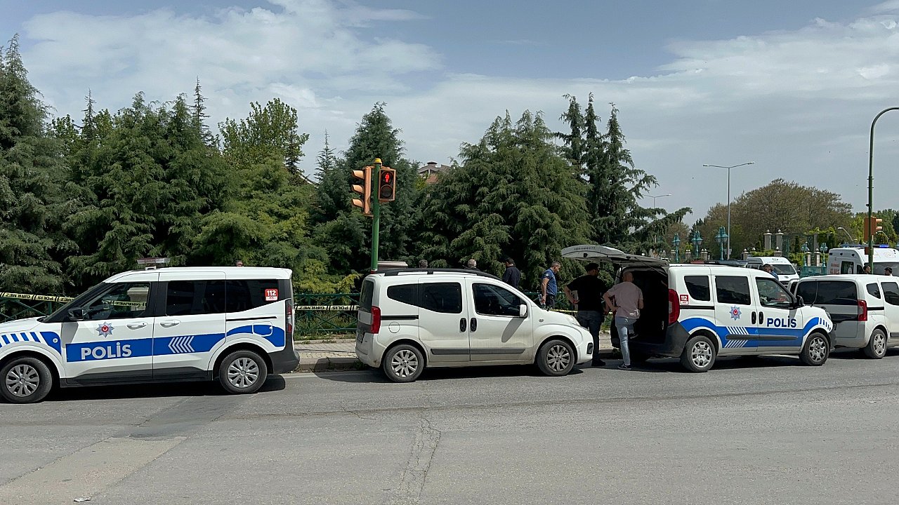Çay içerisinde erkek cesedi bulundu