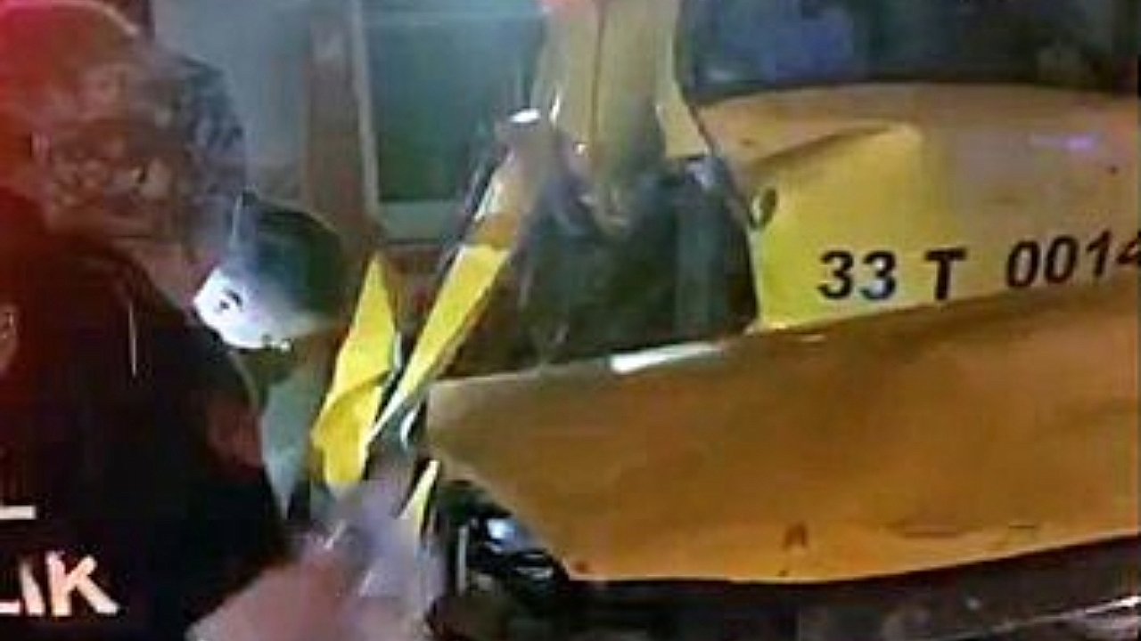 Elektrik direğine çarpan taksideki 2 kişi öldü