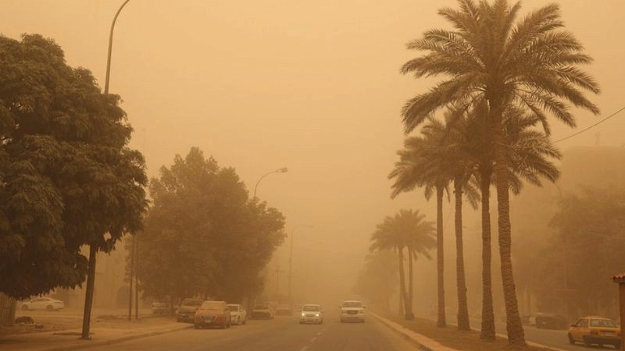 Kum fırtınası şehri yuttu! 2 kişi öldü
