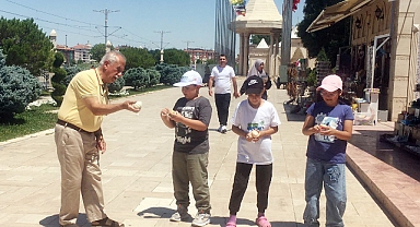 78 yaşında Geleneksel Topaçı Çocuklara Sevdiriyor.