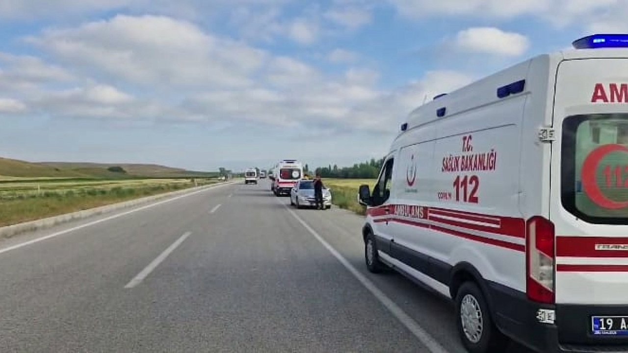 Düğün dönüşü feci kaza! 1'i ağır 17 kişi yaralandı