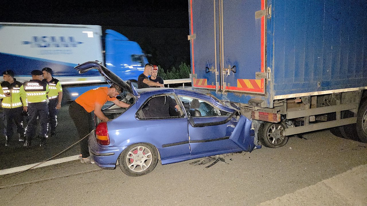 Otomobil kamyona ok gibi saplandı! 1 ölü, 1 ağır yaralı