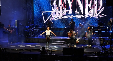 Akşehir'de Nasreddin Hoca Şenliği'nde Zeynep Bastık sahne aldı