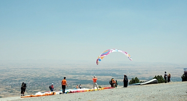 Akşehir’de paraşüt yarışmaları gökyüzünü şenlendirdi