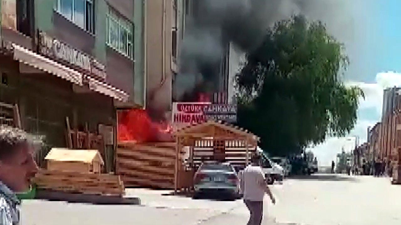Altındağ'da yangın paniği: 2 dükkan ve 2 araç kullanılamaz hale geldi