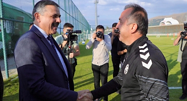 Erzurum'un Konyalı Valisi Konyaspor kampını ziyaret etti.