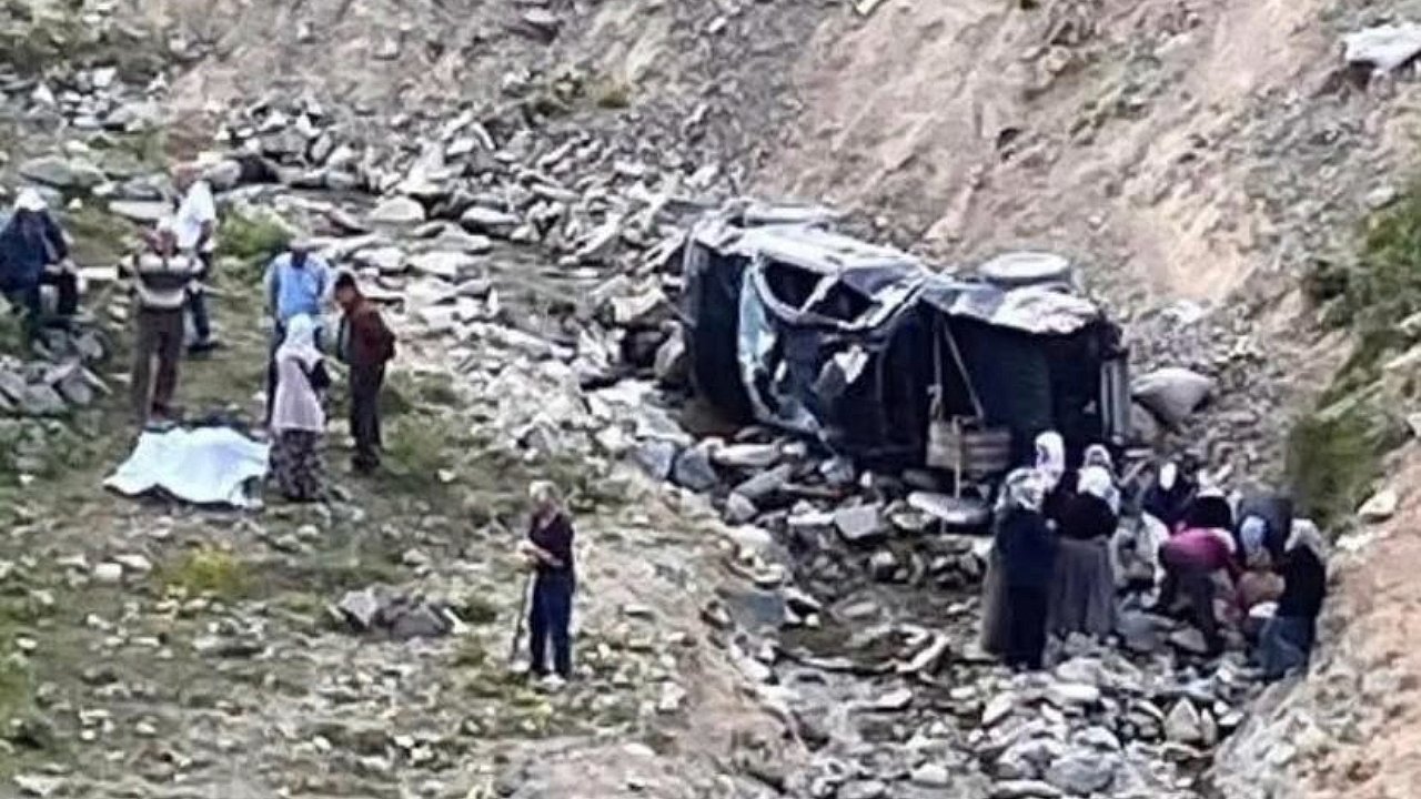 Kamyonet şarampole devrildi! 1 ölü, 5 yaralı