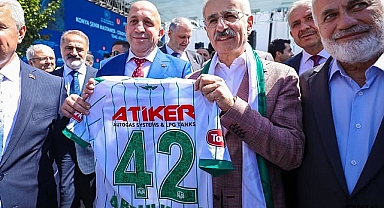 Konyaspor yönetimi Bakan Uraloğlu'na forma hediye etti.