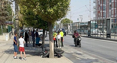 Motosiklet, önce bisiklete sonra da ağaca çarptı 2 kişi öldü