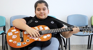 11 yılda 12 ameliyat olan Zeynep, müzikle hayata tutundu