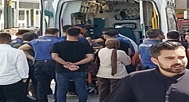 2 kardeş, kaldırımda yürüyen 2 kişiyi bıçakladı