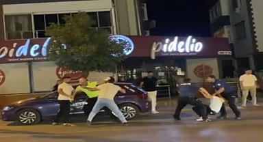 3 kişi ceza yazan polise saldırdı