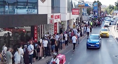 Bin liralık hediye çeki için 8 saat kuyrukta beklediler