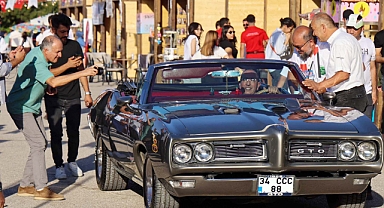 Bir Meram Klasiği olan Klasik otomobil sergisi açıldı