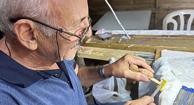 Ceviz kabuklarını süs eşyasına dönüştürüyor