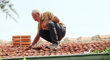Evin çatısına eğitim roketi düştü