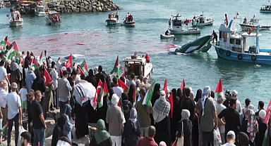 Gazze için İstanbul Boğazı'nda 50 metrelik flama açıldı