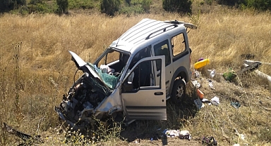Hafif ticari araç takla attı: 2 ölü, 3 yaralı