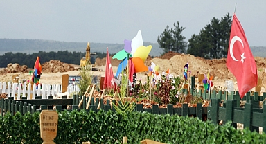 Mezarlığın hüzünlü simgeleri; rüzgar gülleri