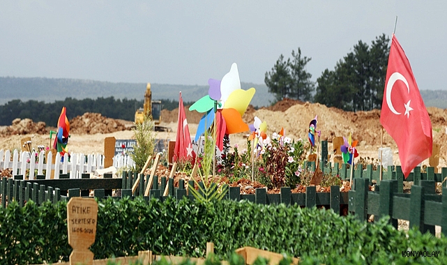 Mezarlığın hüzünlü simgeleri; rüzgar gülleri