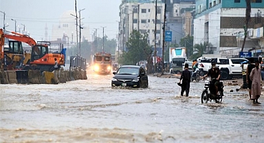 Pakistan’da muson yağmurları 785 can aldı